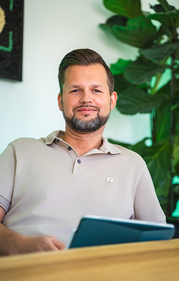 Mann sitz mit Tablett beim Tisch - 