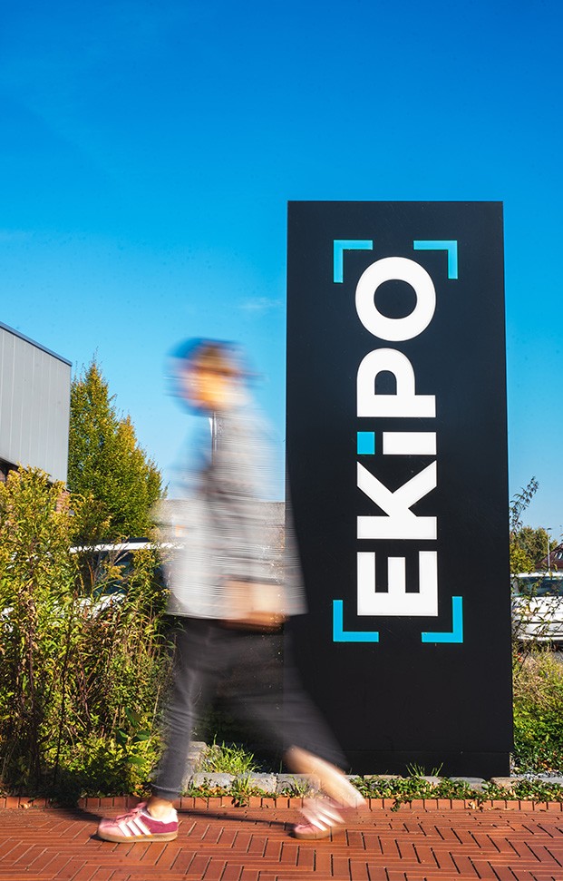 Säule mit Ekipo Logo - 